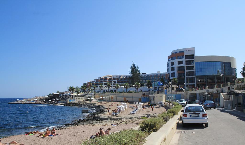 Seafront Apartment Blue Water セント・ポールズ・ベイ エクステリア 写真