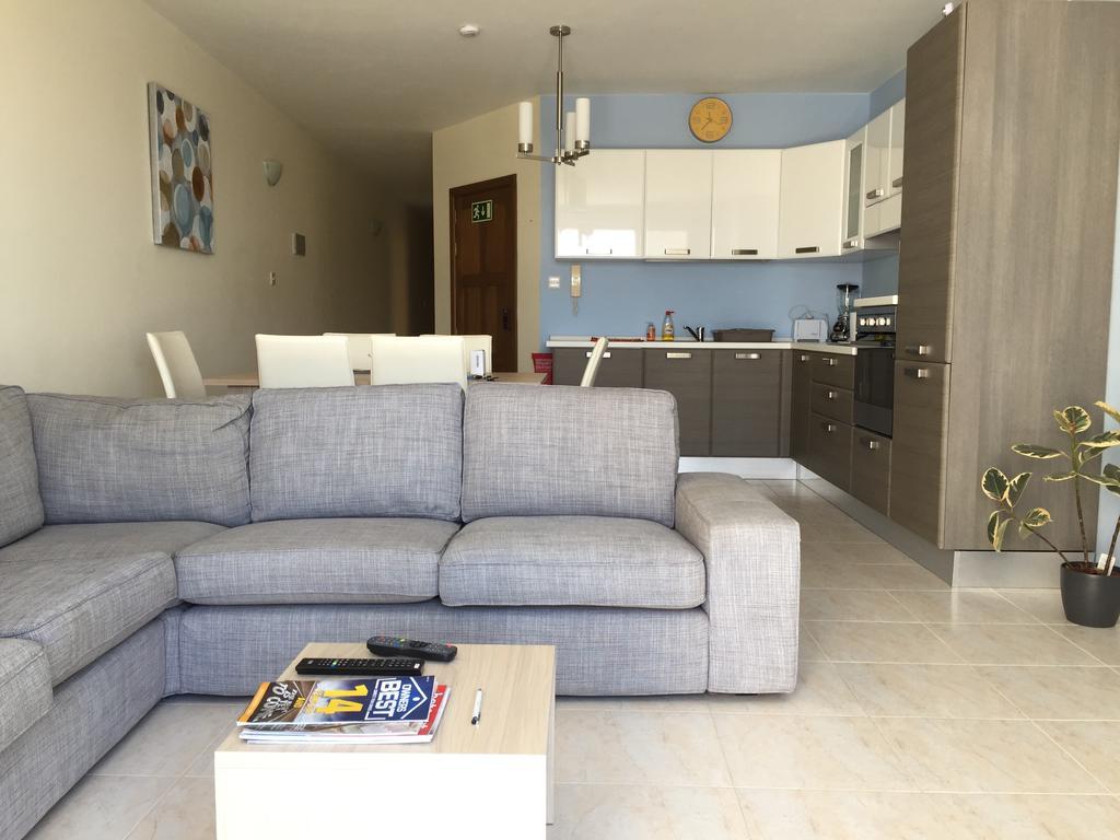 Seafront Apartment Blue Water セント・ポールズ・ベイ エクステリア 写真